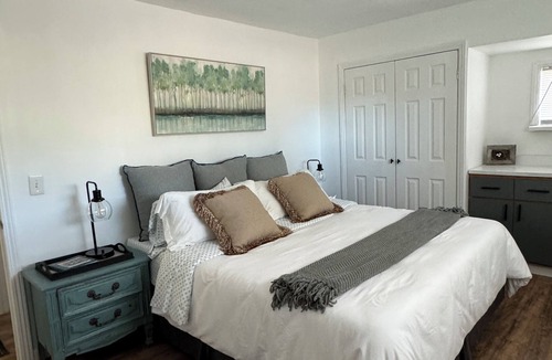 Upper Lake House | Farm house 2 bedrooms cottage in Upper Lake with WiFi, AC, and family-friendly.