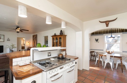 Paso Robles House | FARM HOUSEnPaso Robles, 46 West, Fire pit, Pet friendly