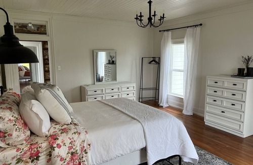 Ferndale House | Farmhouse in beautiful Ferndale. Big enough for the whole family!