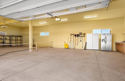 Show Low House | Fern Way Lodge-luxury-private pickleball/basketball court, hot tub, EV charger