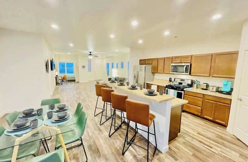 Fernley House | Fernley House-20 Min to USA Pkwy/5TVs Sleeps 13/Pet OK🦮🐈