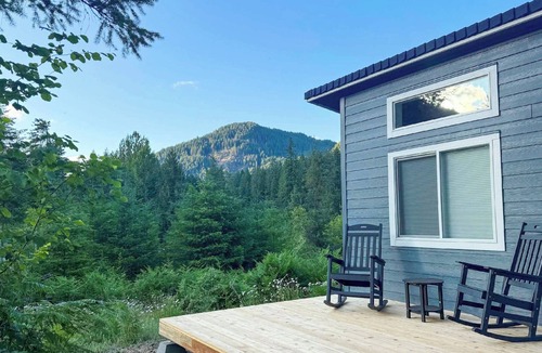 Carson Cottage | Fire Pit & Mtn Views! Cabin, Steps to Wind River