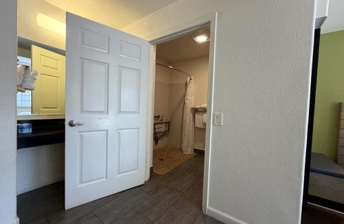 Munras Avenue Hotel | Fisherman's Cove Inn