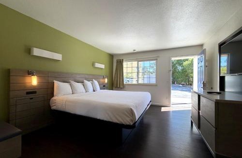 Munras Avenue Hotel | Fisherman's Cove Inn