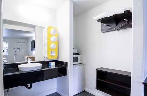 Munras Avenue Hotel | Fisherman's Cove Inn