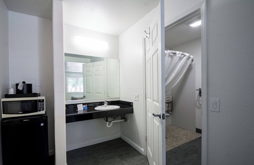 Munras Avenue Hotel | Fisherman's Cove Inn
