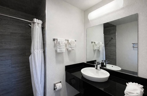 Munras Avenue Hotel | Fisherman's Cove Inn