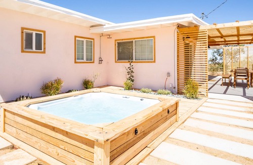 Yucca Valley House | Flamingo Ranch With a Dreamy Desert Design & Hot Tub!