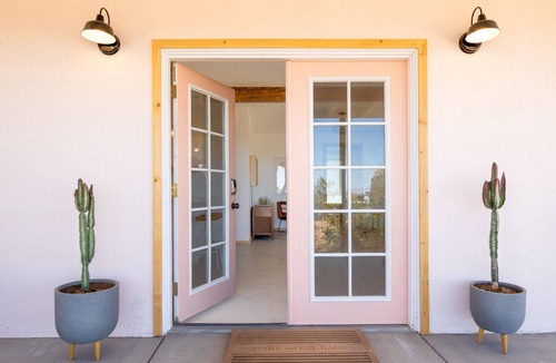 Yucca Valley House | Flamingo Ranch With a Dreamy Desert Design & Hot Tub!