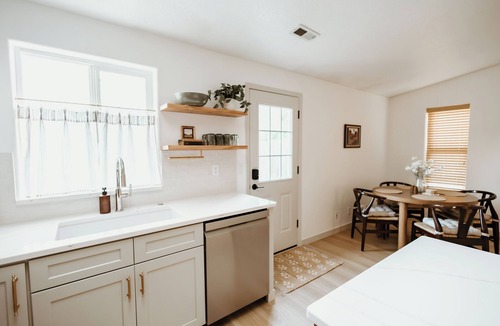 Mill Plain House | Flash Deal! Modern Family Retreat 3BR Single Story Large Yard Newly Furnished