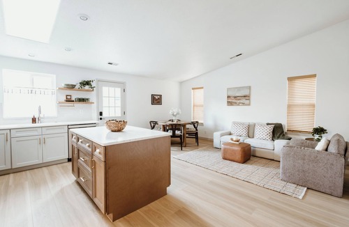 Mill Plain House | Flash Deal! Modern Family Retreat 3BR Single Story Large Yard Newly Furnished