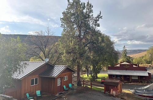 Madras Apartment | Fly fisherman's dream 2-bed cabin unit across the HWY from the Deschutes River!