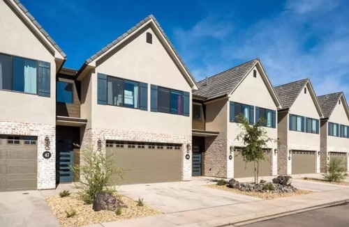 Santa Clara House | Fore & Explore | 2 Homes, Sleeps 20 + Pool & E-Scooters!