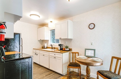 Klamath Lake Cottage | Forest Cabin by Crater Lake & Klamath Falls