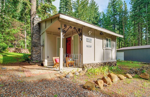 Klamath Lake Cottage | Forest Cabin by Crater Lake & Klamath Falls