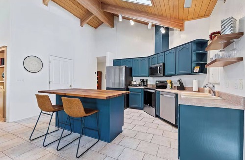 Munds Park Cabin | Forest Getaway with A/C ★ Deck + Fire-table ★ Near Sedona/Grand Canyon/Flagstaff