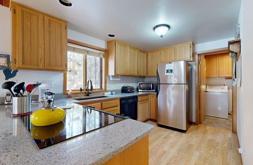 Sunriver House | Forest hideaway with hot tub, Ping-Pong & SHARC passes - near skiing & golf