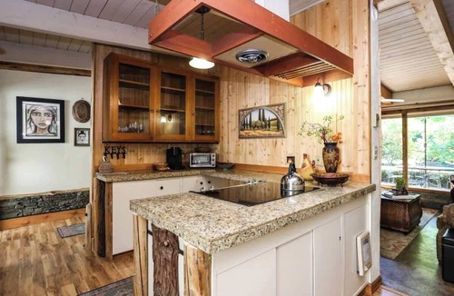 Springfield House | Forest Retreat 3BR Near UO, Autzen & River