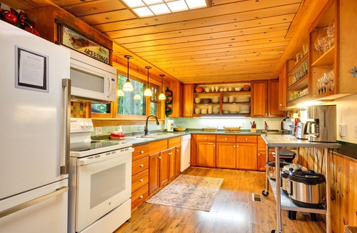 Rhododendron Cabin | Forested 'Minikahda Lodge' w/Hot Tub Near Mt Hood