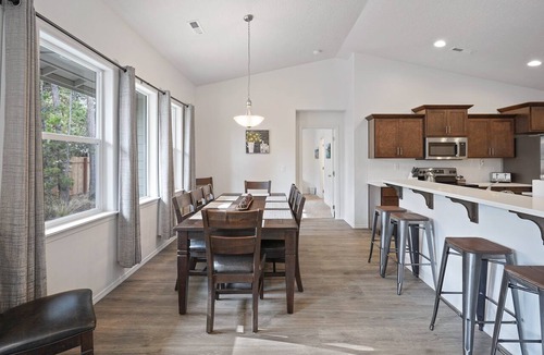 Oregon Water Wonderland House | Four Seasons Retreat - Fun! Hot Tub, Garage Game Room, Fenced Yard