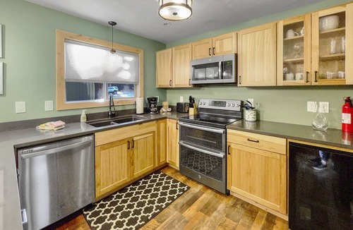 Sisters Condo | Fourth Sister Retreat - Great location with fireplace, community pool & hot tub