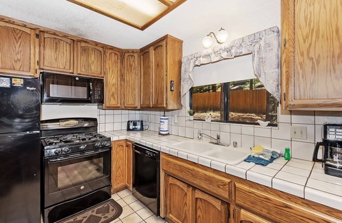 Fox Farm Cabin | Fox Canyon by Destination Big Bear : Hot Tub! BBQ! Air Hockey! Internet! Deck! Great Neighborhood! Fireplace!