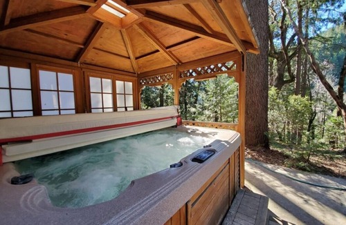 Dunsmuir House | Franky's Retreat Great family gatherings, Hot Tub