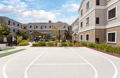 Lake Forest Apartment | Free Breakfast. Outdoor Pool & Hot Tub