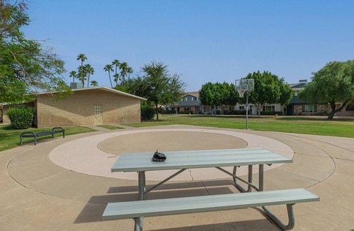 Park Scottsdale Townhouse House | FREE GOLF, Pool + Close to Spring Training, Old Town's Shopping & Dining, Private Back Patio & Grill