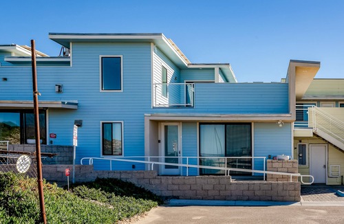 Oceano Condo | Fresh Beachfront Condo | Balcony with Pacific Views | Walk to Restaurants