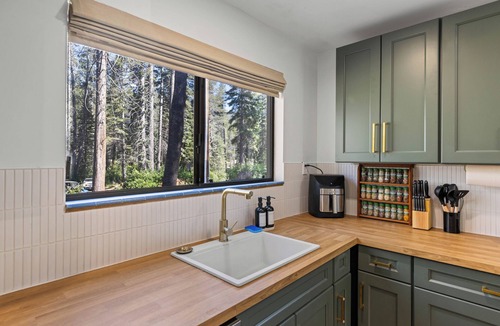Kingvale House | Frosty Pines Cabin: Cozy 2 Bedroom Family Retreat