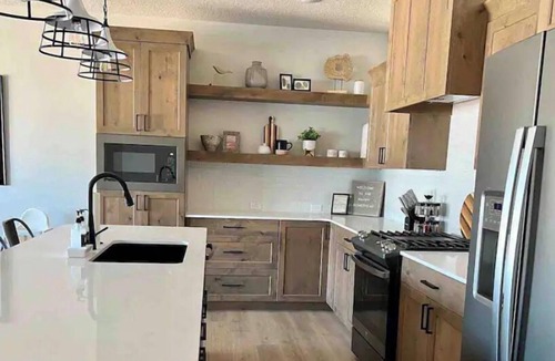 Enoch House | Full pickleball court, kings beds, HUGE clean home