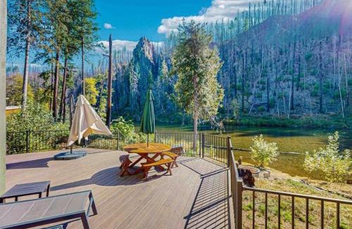 Vida House | Fully rebuilt riverfront home with deck fireplace & W&D - dog-friendly