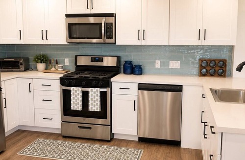 Vista Apartment | Fully Renovated 1BR/1BR w/Private Driveway and Private Entrance