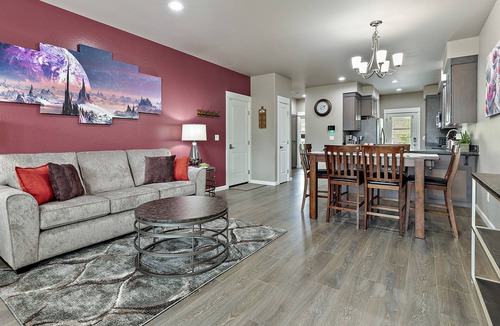 Medford House | Galaxy-Themed, Fastest WiFi, 3 King Beds Home