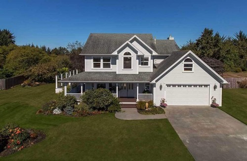 McKinleyville House | Garden Pond Retreat~Hot tub & Fire Pit!