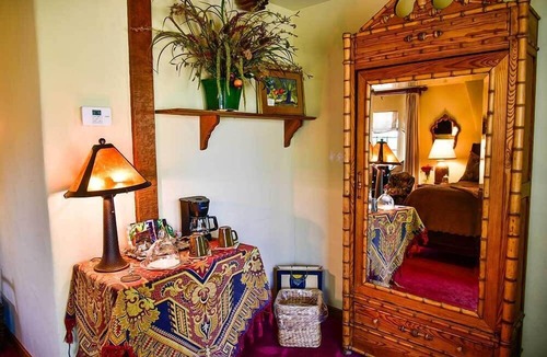 Paso Robles Apartment | Garden View Room at Orchard Hill Farm - Wine Country Hideaway for two!