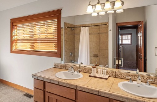 Sagle House | Garfield Bay Home | Private Boat Slip | Scenic Views