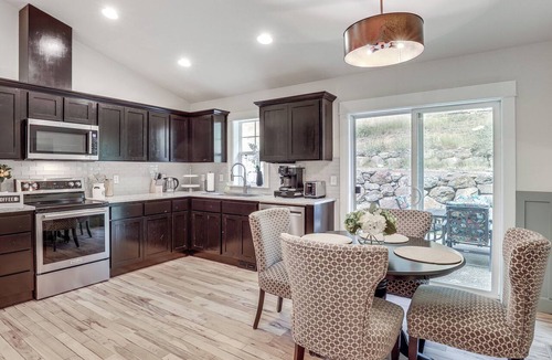 Ariel House | Gateway to Mt St Helens! Home Near Yale Lake