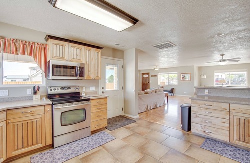 Enoch House | Gateway to Zion NP! Group Getaway w/Mtn Views