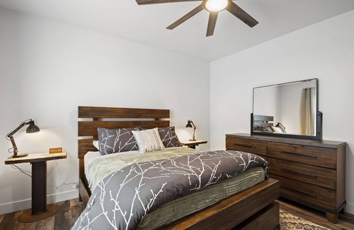 Southside Cabin | Gathering Tree's 6 Boutique Queen Suites Downtown Retreat