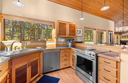 Black Butte Ranch House | Getaway Golf Course Home - Private Hot Tub, Cozy Firepit, King Beds, Bunks, A/C