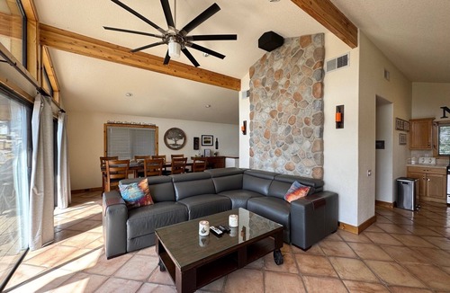 Oak Shores House | Getaway To This Relaxing, Comfortable Home With Internet! Pet Friendly
