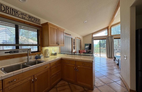 Oak Shores House | Getaway To This Relaxing, Comfortable Home With Internet! Pet Friendly