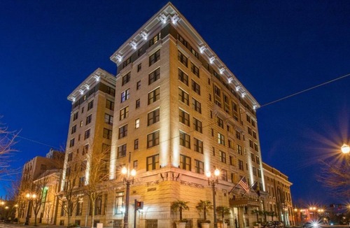 Goose Hollow Apartment | Glamourous Premier Suite Stay Near Shops and Eats