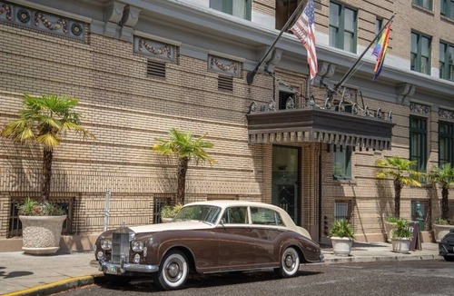 Goose Hollow Apartment | Glamourous Premier Suite Stay Near Shops and Eats