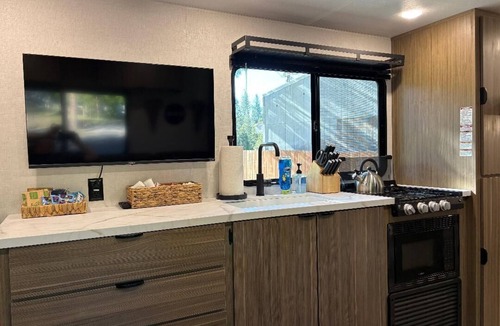 Shaver Lake RV Rental | Glamping - King Bed - Walk to Town - Near Meadow