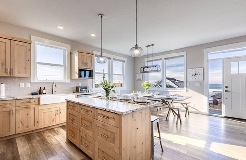 Roads End House | Glass Tides Beachfront + Billiards + Surfing +Pet