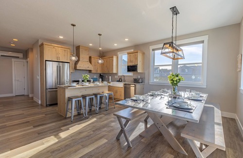 Roads End House | Glass Tides Beachfront + Billiards + Surfing +Pet