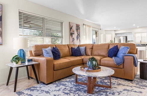 La Buena Vida House | Glendale Oasis Pool Basketball Pool Table Walk to Stadium